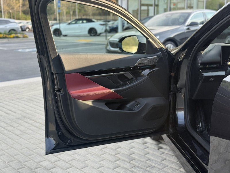 Certified 2025 BMW 530i w/ M Sport Package image 10