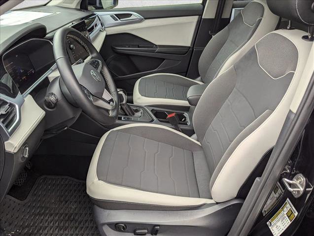Certified 2025 Volkswagen Taos SE image 15
