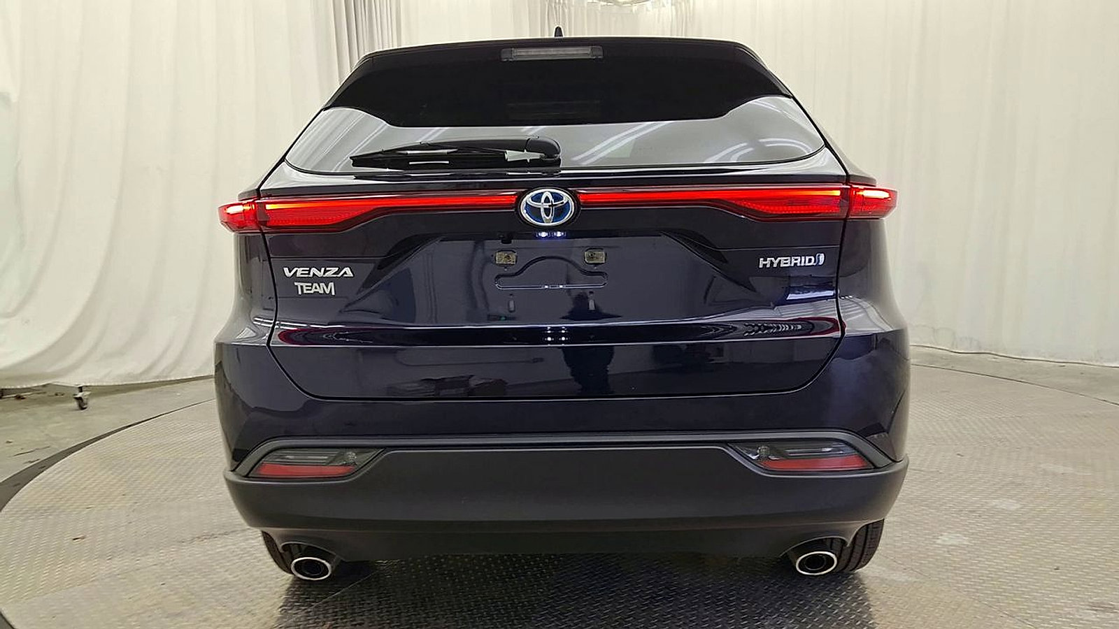 Certified 2022 Toyota Venza LE AWD/4WD image 2