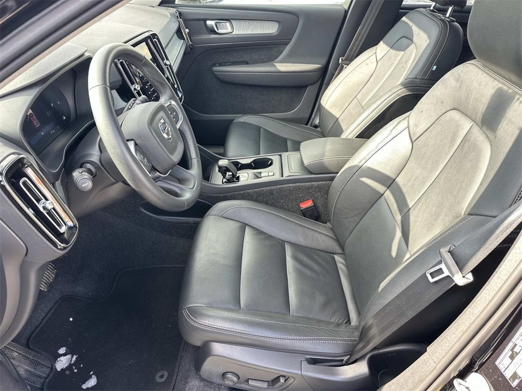 Used 2025 Volvo XC40 B5 Core image 20