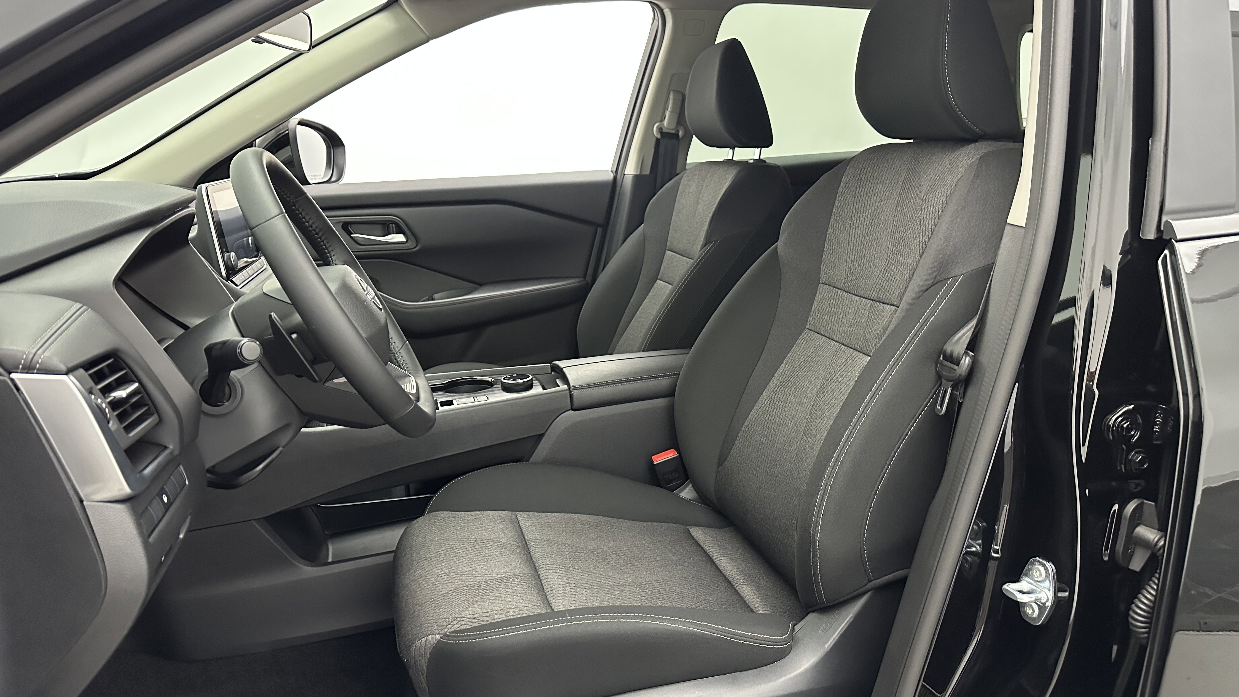 Used 2025 Nissan Rogue SV image 24