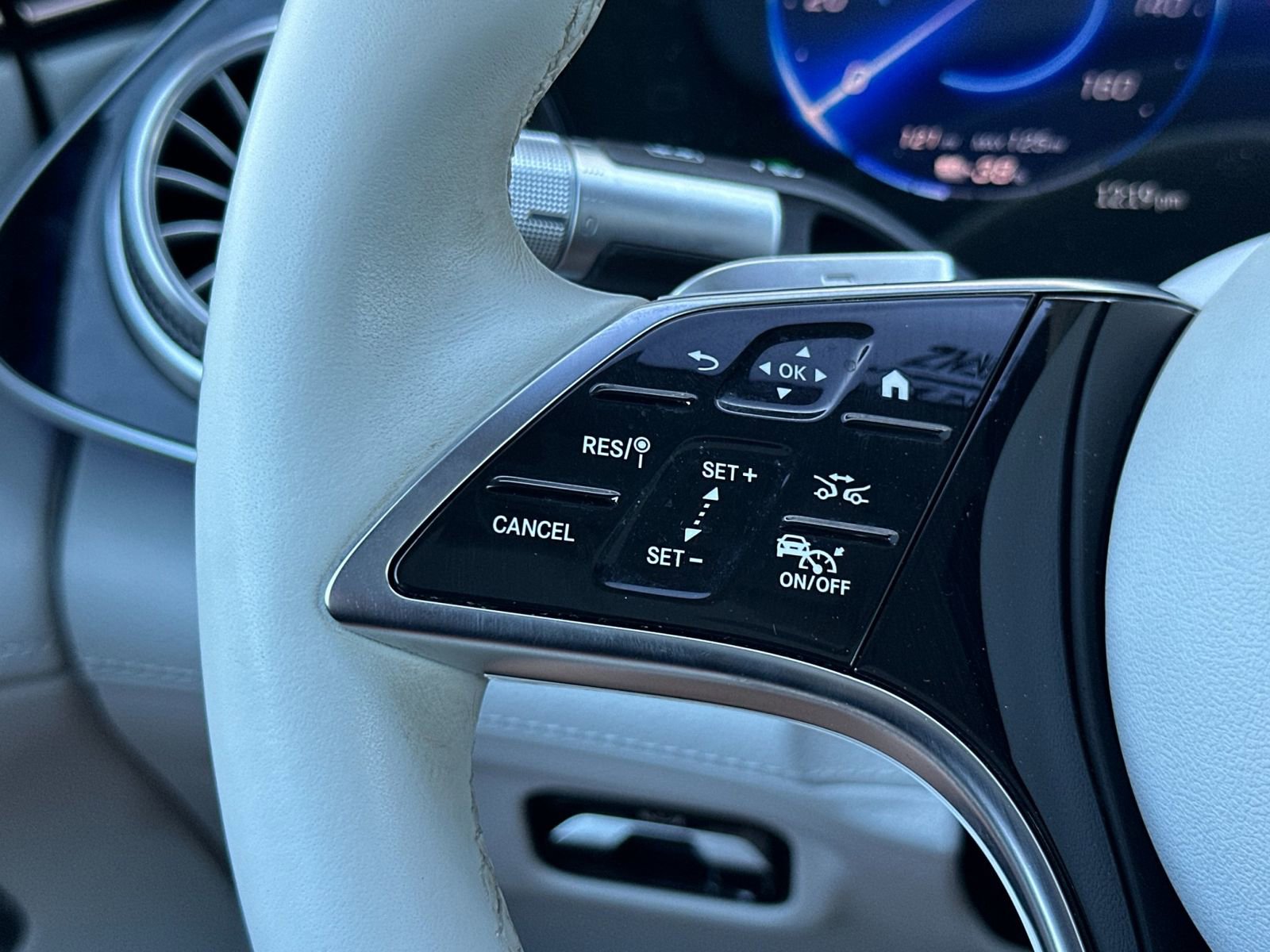 Certified 2022 Mercedes-Benz EQS 580 4MATIC Sedan w/ Exclusive Trim Package image 26