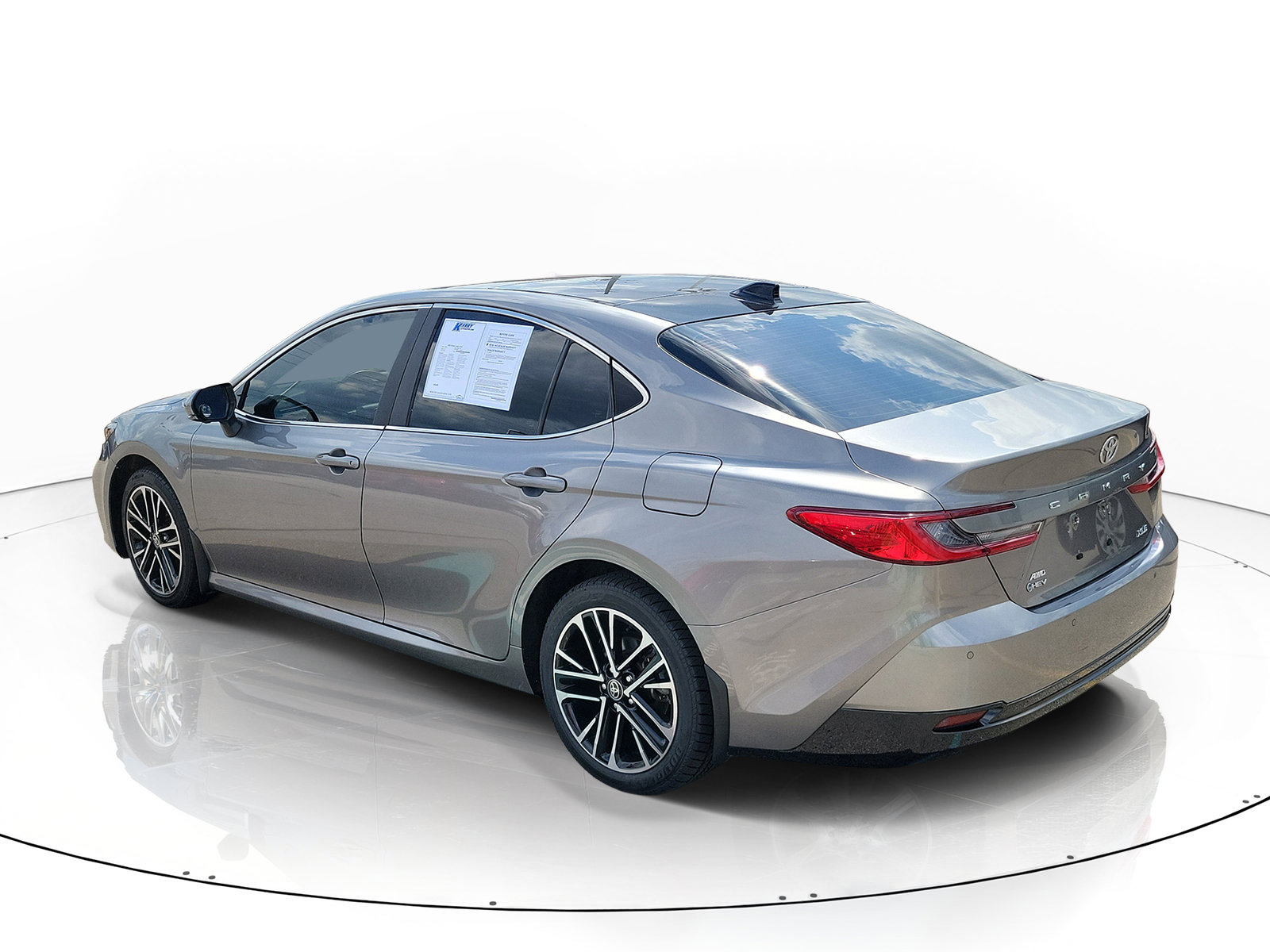 Used 2025 Toyota Camry XLE AWD/4WD image 4