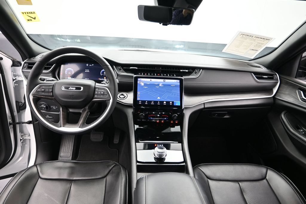 Used 2024 Jeep Grand Cherokee Limited w/ Luxury Tech Group II RWD image 17