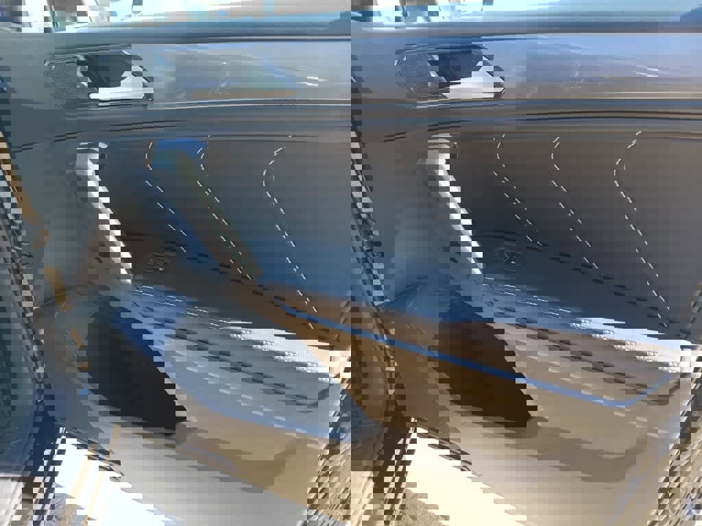 Used 2024 Volkswagen Tiguan SE image 27