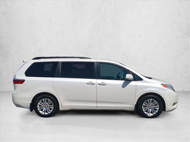 Used 2015 Toyota Sienna XLE w/ XLE Navigation Package FWD image 4