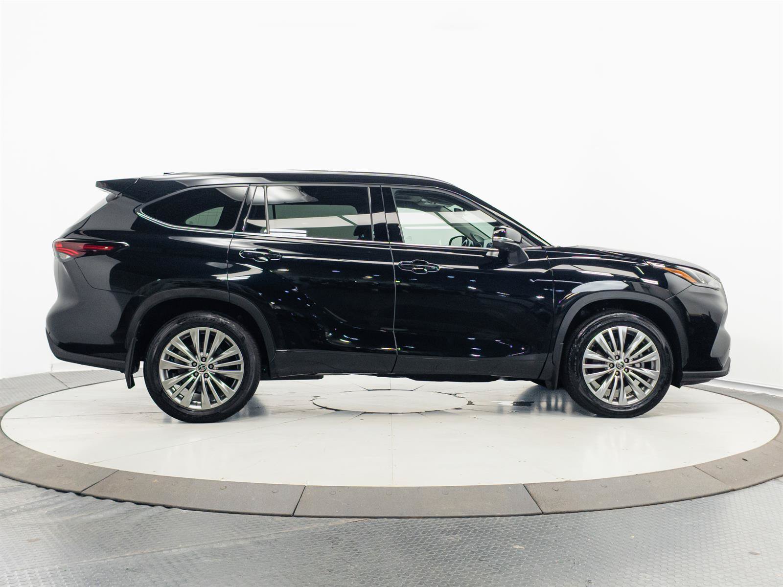 Certified 2024 Toyota Highlander Platinum AWD/4WD image 14
