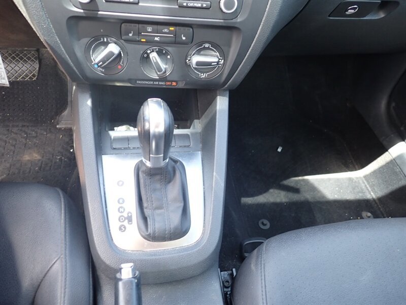 Used 2011 Volkswagen Jetta SE FWD image 28