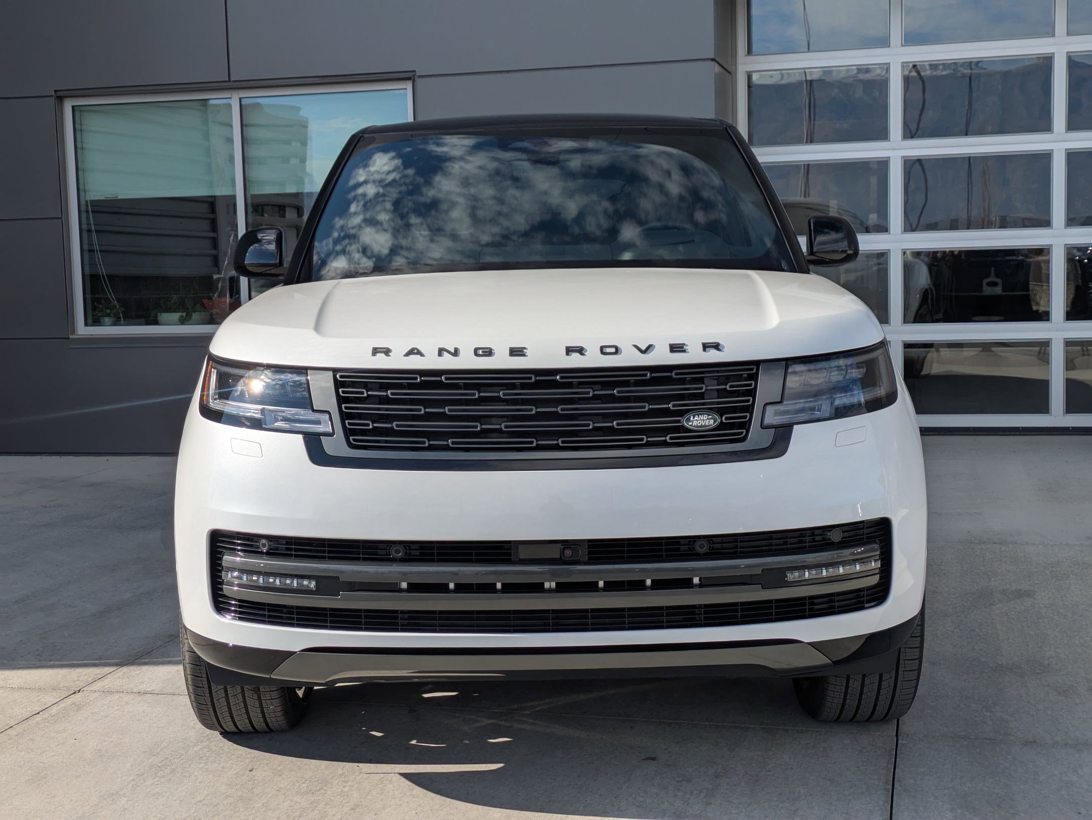 New 2026 Land Rover Range Rover Long Wheelbase SE image 2