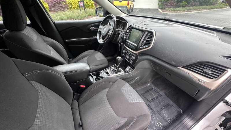Used 2016 Jeep Cherokee Latitude FWD image 13