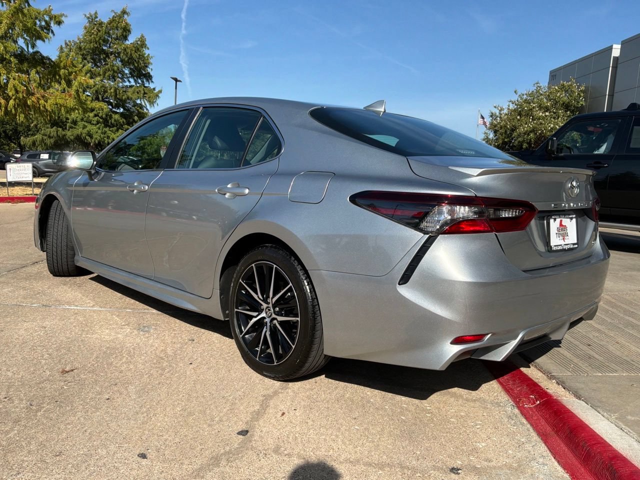 Used 2023 Toyota Camry SE FWD image 8