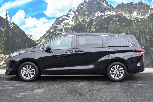 Certified 2022 Toyota Sienna LE image 7