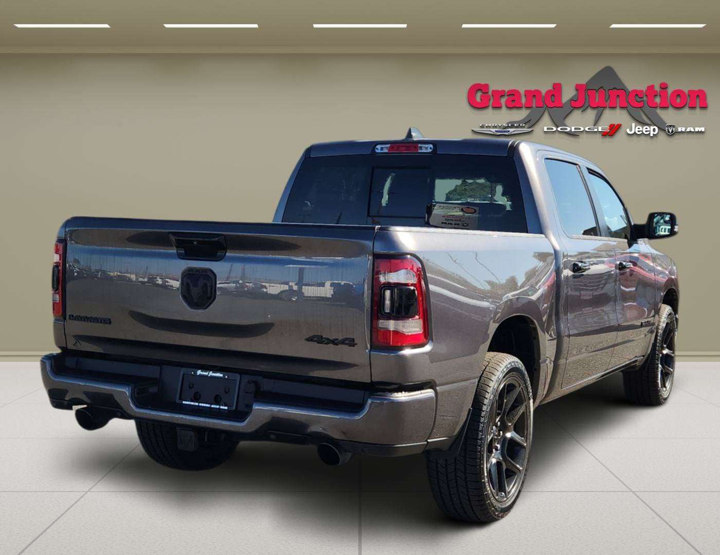 Used 2024 RAM 1500 Laramie AWD/4WD image 4