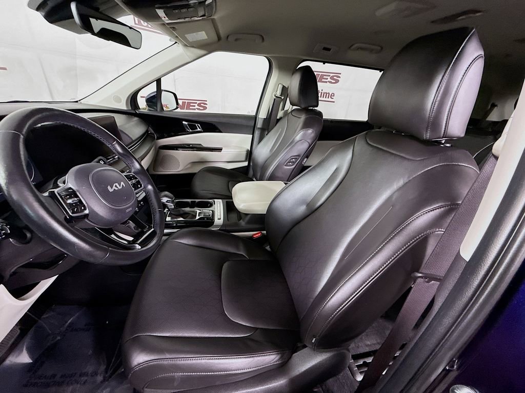 Used 2022 Kia Carnival EX image 25