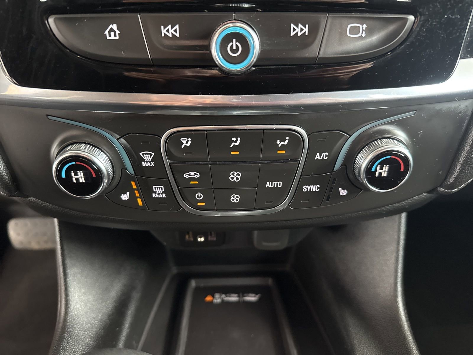 Used 2023 Chevrolet Traverse LT image 32