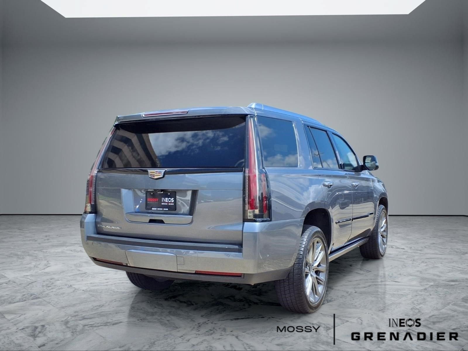 Used 2020 Cadillac Escalade Premium Luxury w/ Escalade Sport Edition AWD/4WD image 7