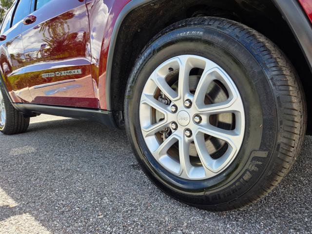 Used 2021 Jeep Grand Cherokee Laredo image 4