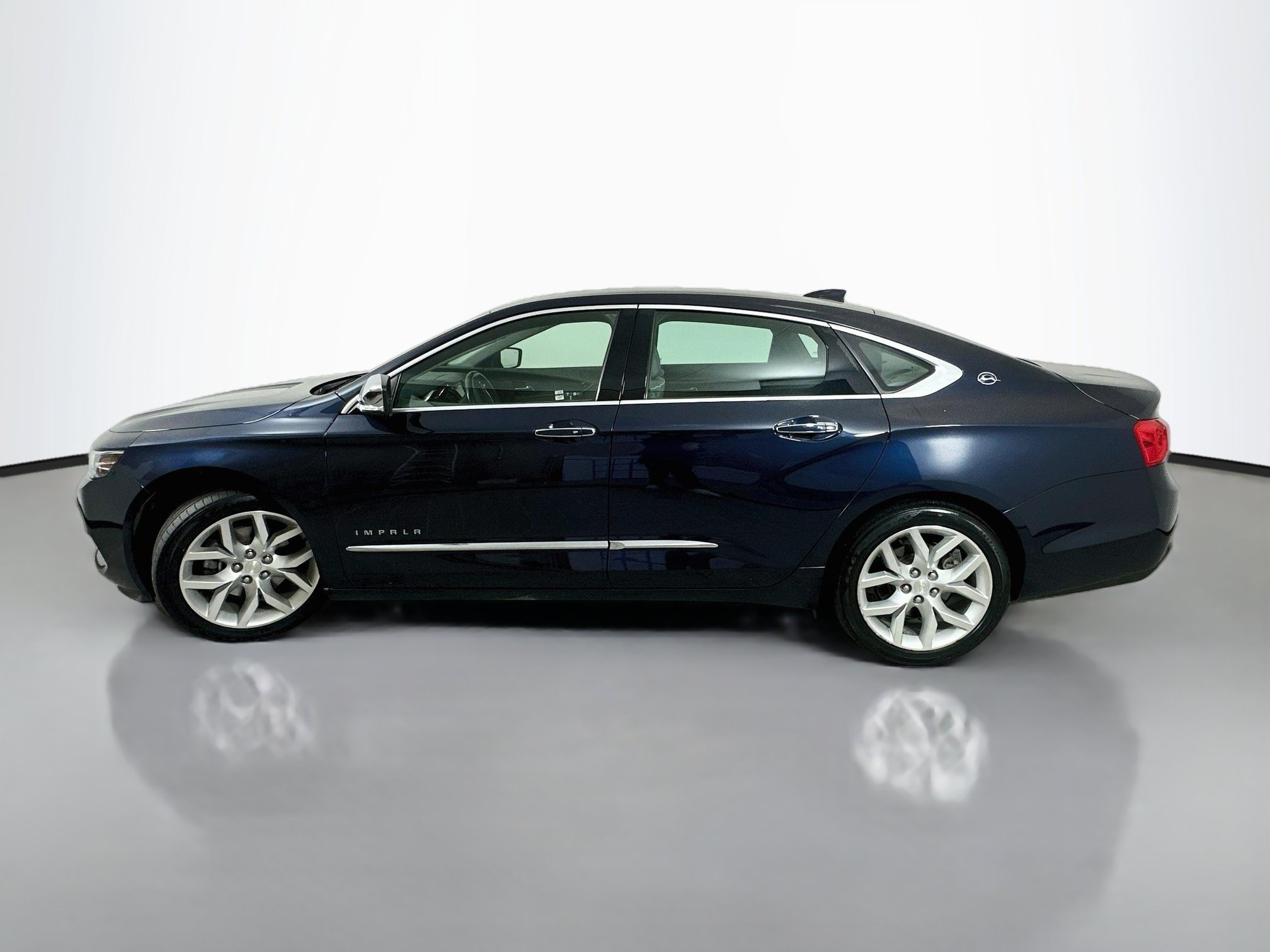 Used 2017 Chevrolet Impala Premier w/ Enhanced Convenience Package FWD image 4