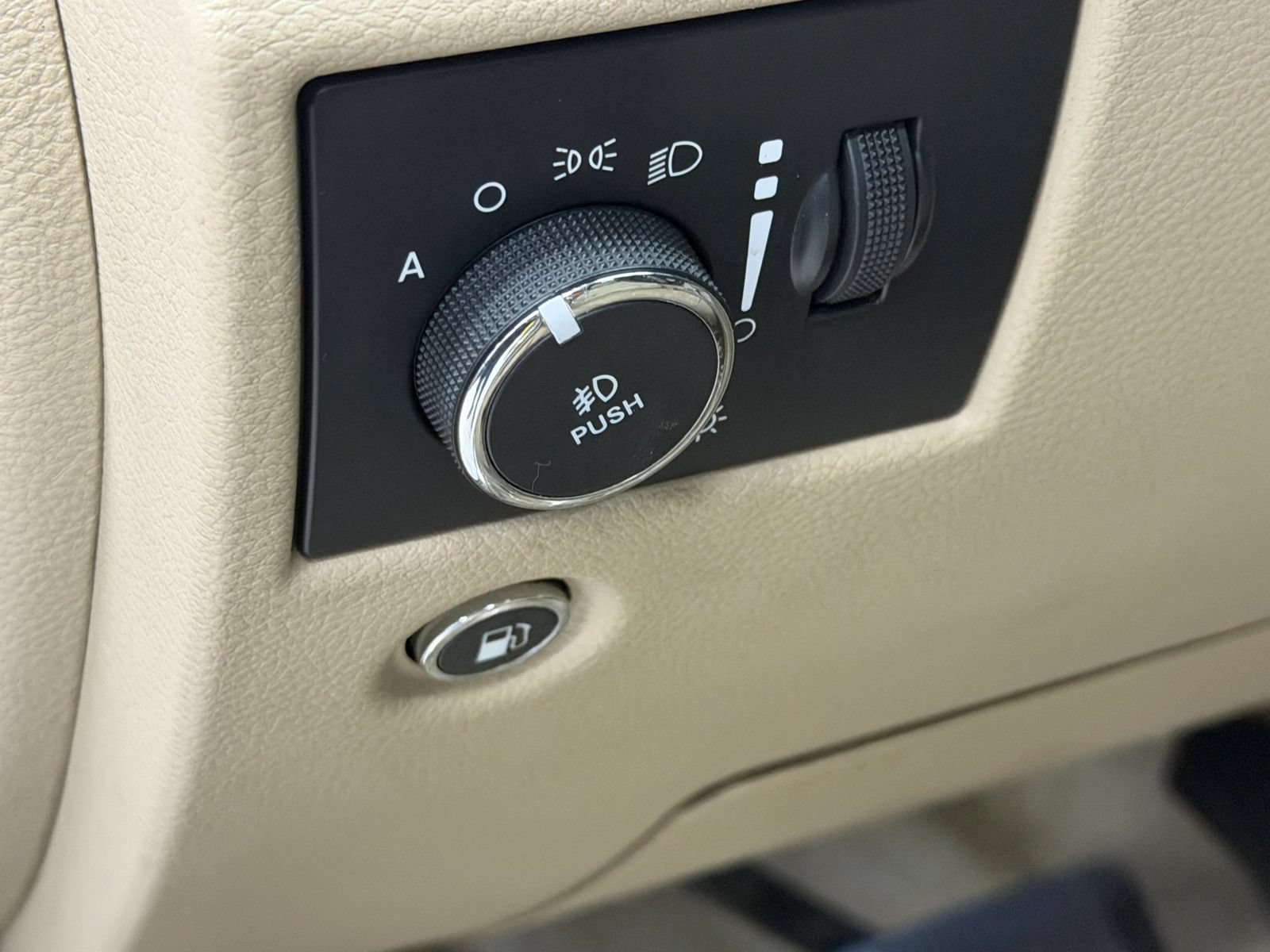 Used 2015 Jeep Grand Cherokee Overland AWD/4WD image 25
