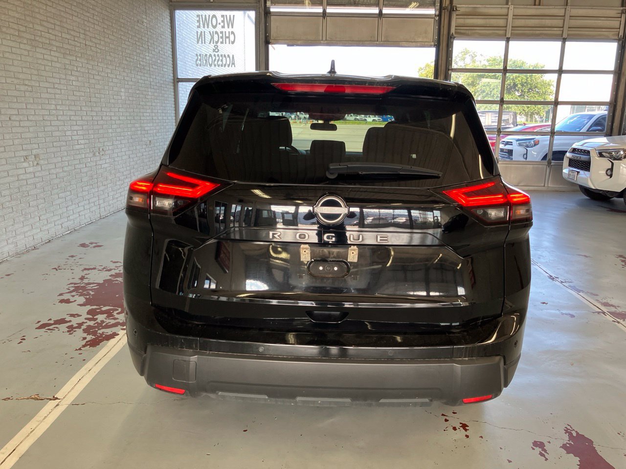 Used 2025 Nissan Rogue SV FWD image 4