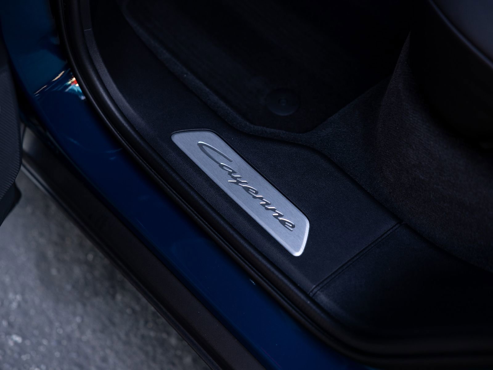 Certified 2025 Porsche Cayenne AWD/4WD image 34