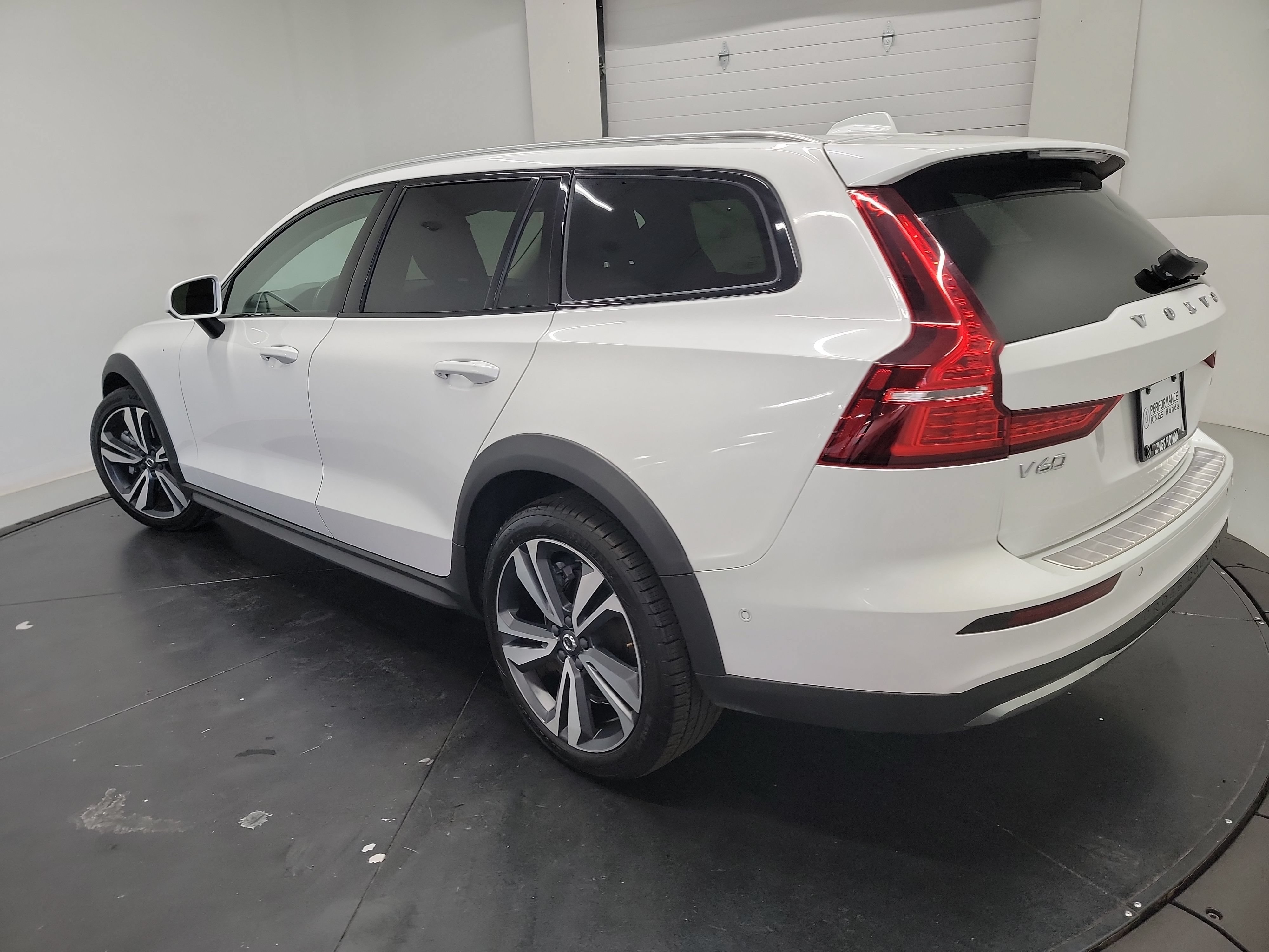 Used 2025 Volvo V60 B5 Cross Country Plus AWD/4WD image 6