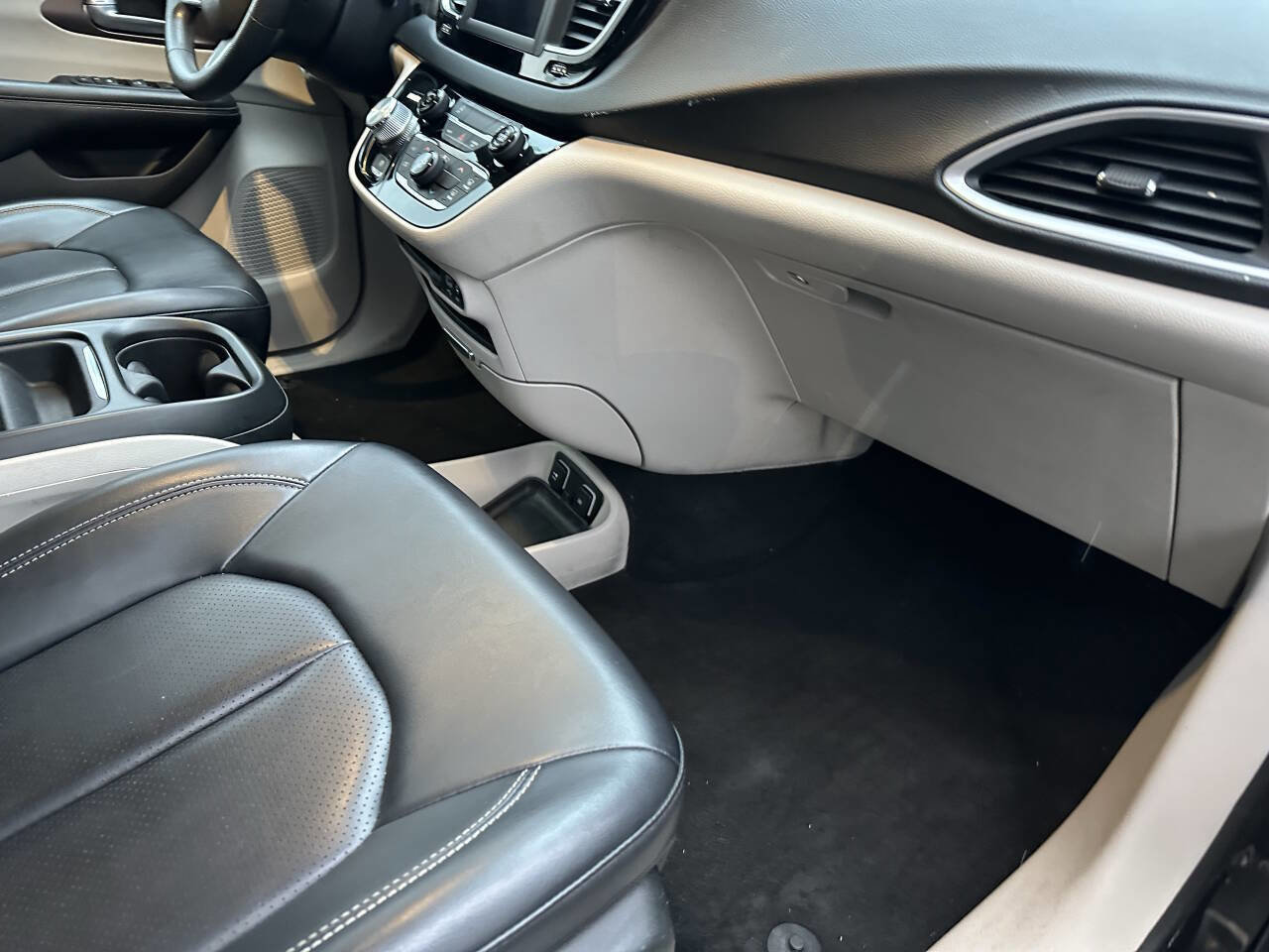 Used 2020 Chrysler Voyager Lxi FWD image 13