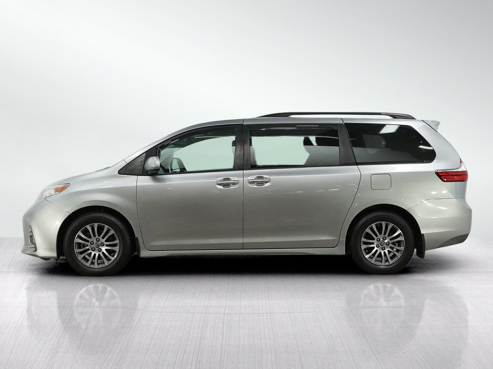 Used 2020 Toyota Sienna XLE w/ XLE Navigation Package FWD image 2