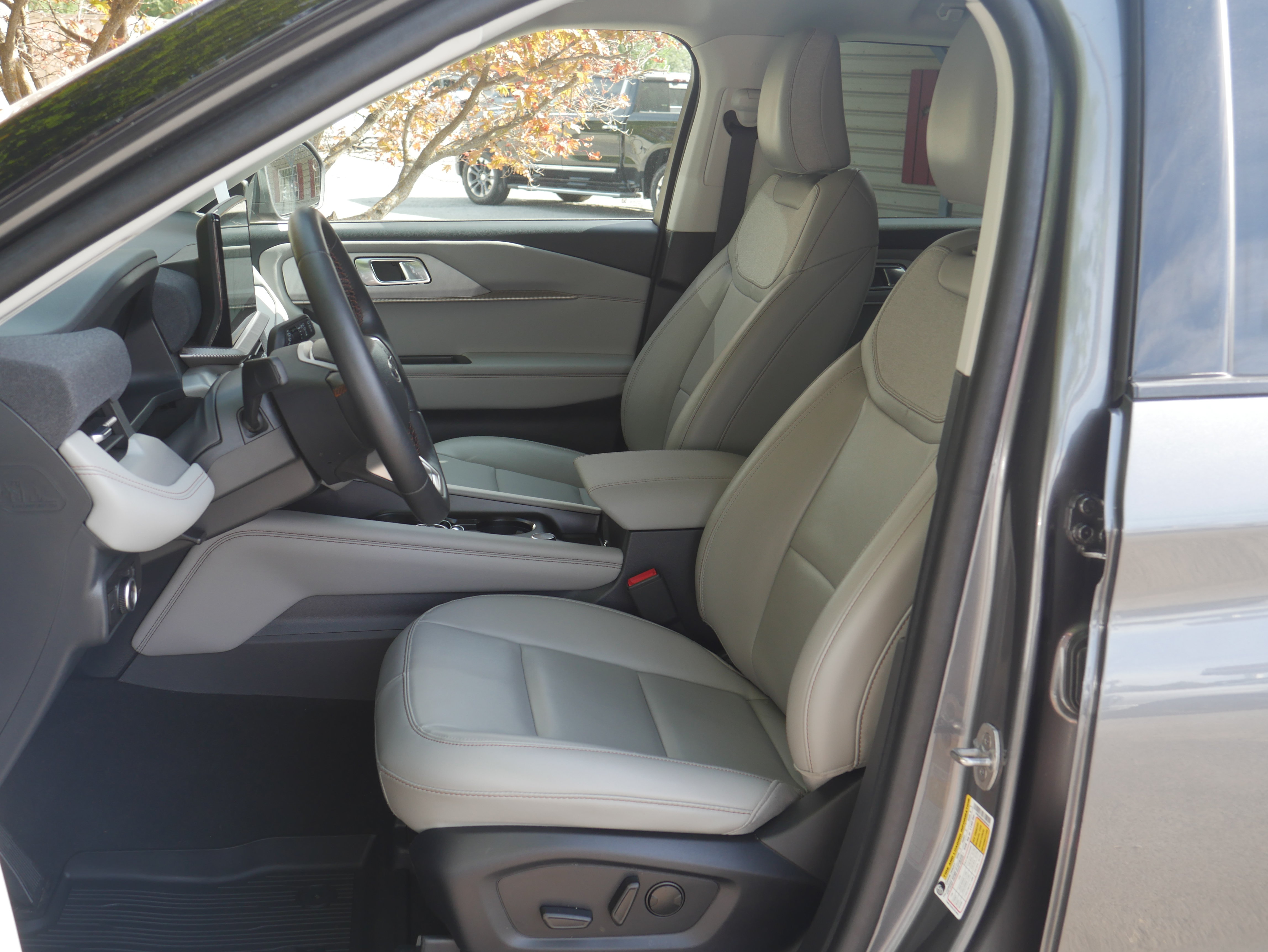 Certified 2025 Ford Explorer Active w/ Active Comfort Package AWD/4WD image 3