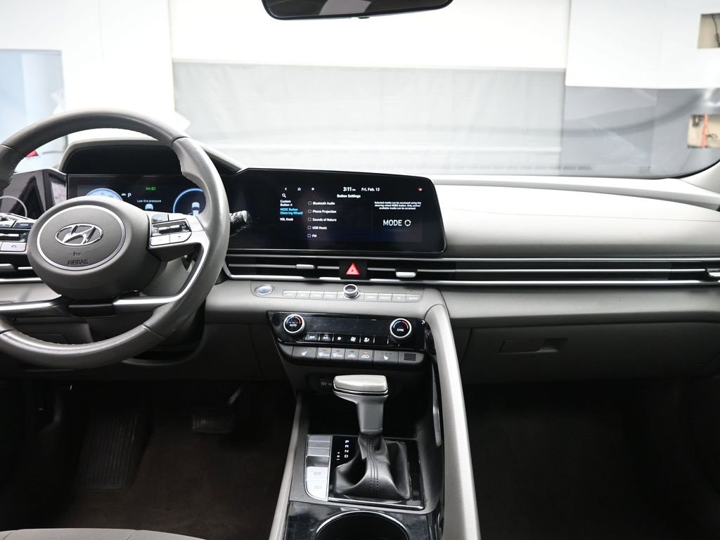 Used 2023 Hyundai Elantra SEL w/ Convenience Package image 9