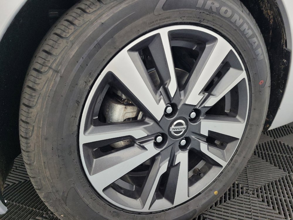 Used 2022 Nissan Versa SV FWD image 31
