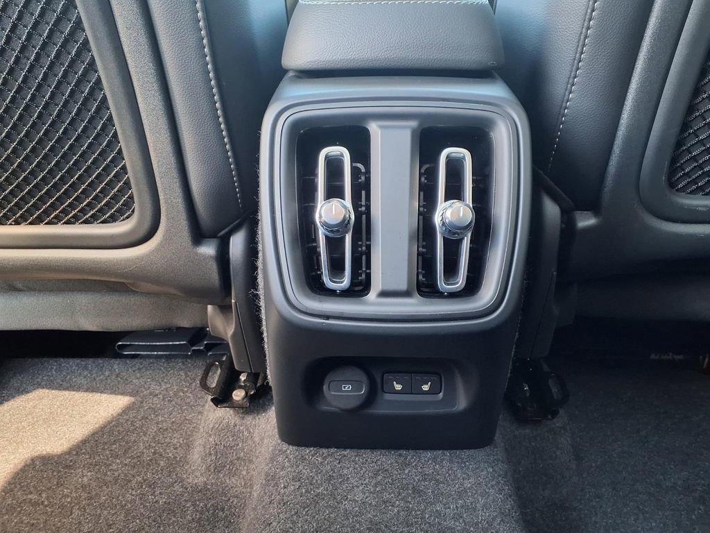 Certified 2025 Volvo XC40 B5 Core AWD/4WD image 23