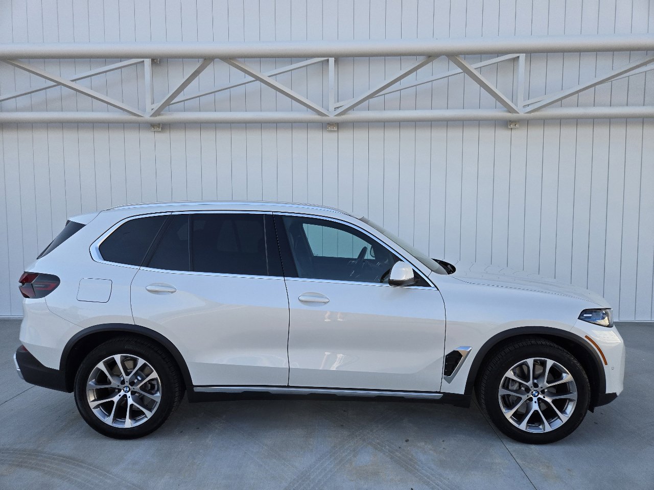 Used 2026 BMW X5 xDrive50e w/ Climate Comfort Package image 19