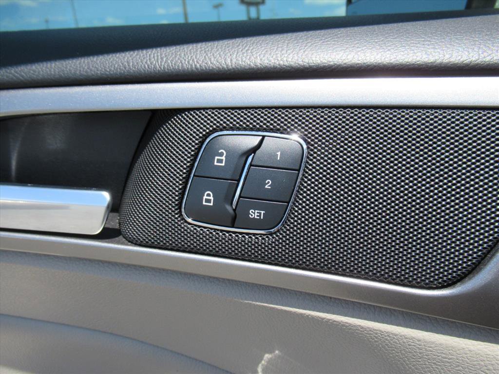 Used 2018 Ford Fusion SE w/ Equipment Group 602A FWD image 19