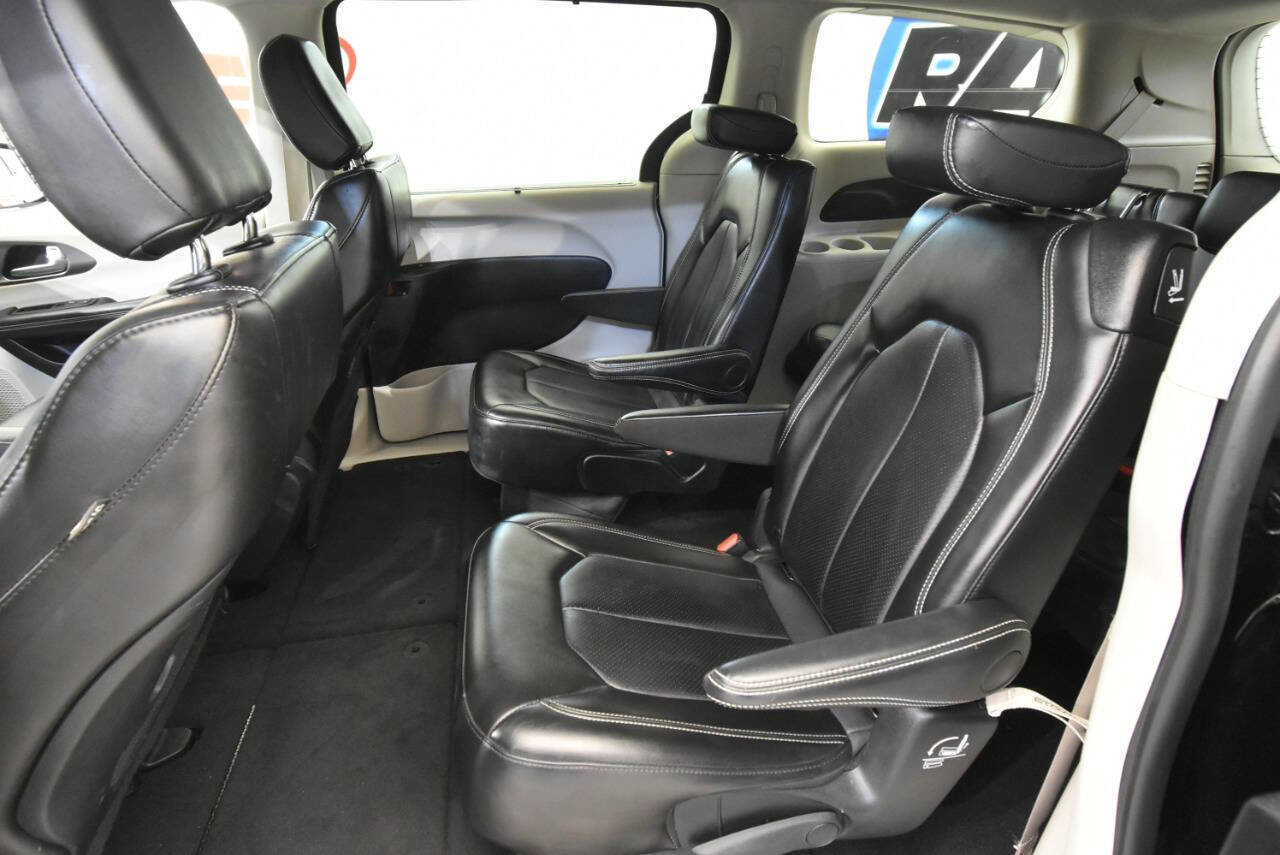 Used 2024 Chrysler Pacifica Touring-L FWD image 14
