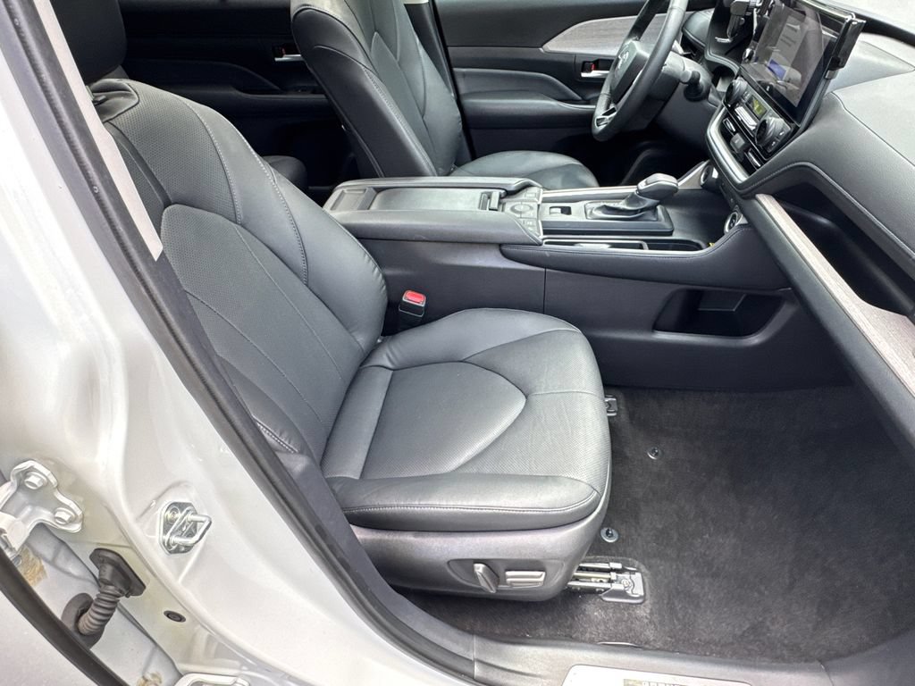 Used 2024 Toyota Grand Highlander AWD Hybrid image 13
