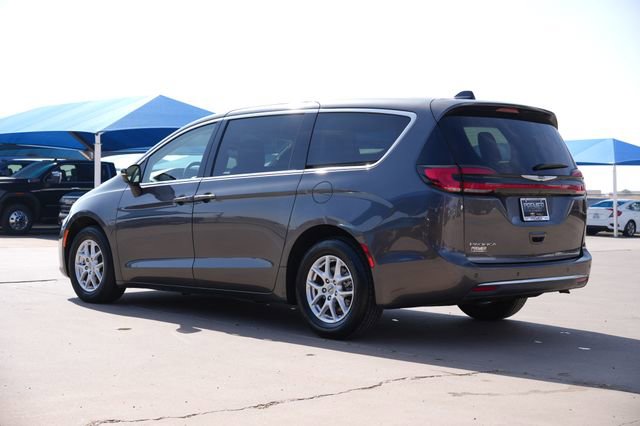 Used 2023 Chrysler Pacifica Touring-L FWD image 6