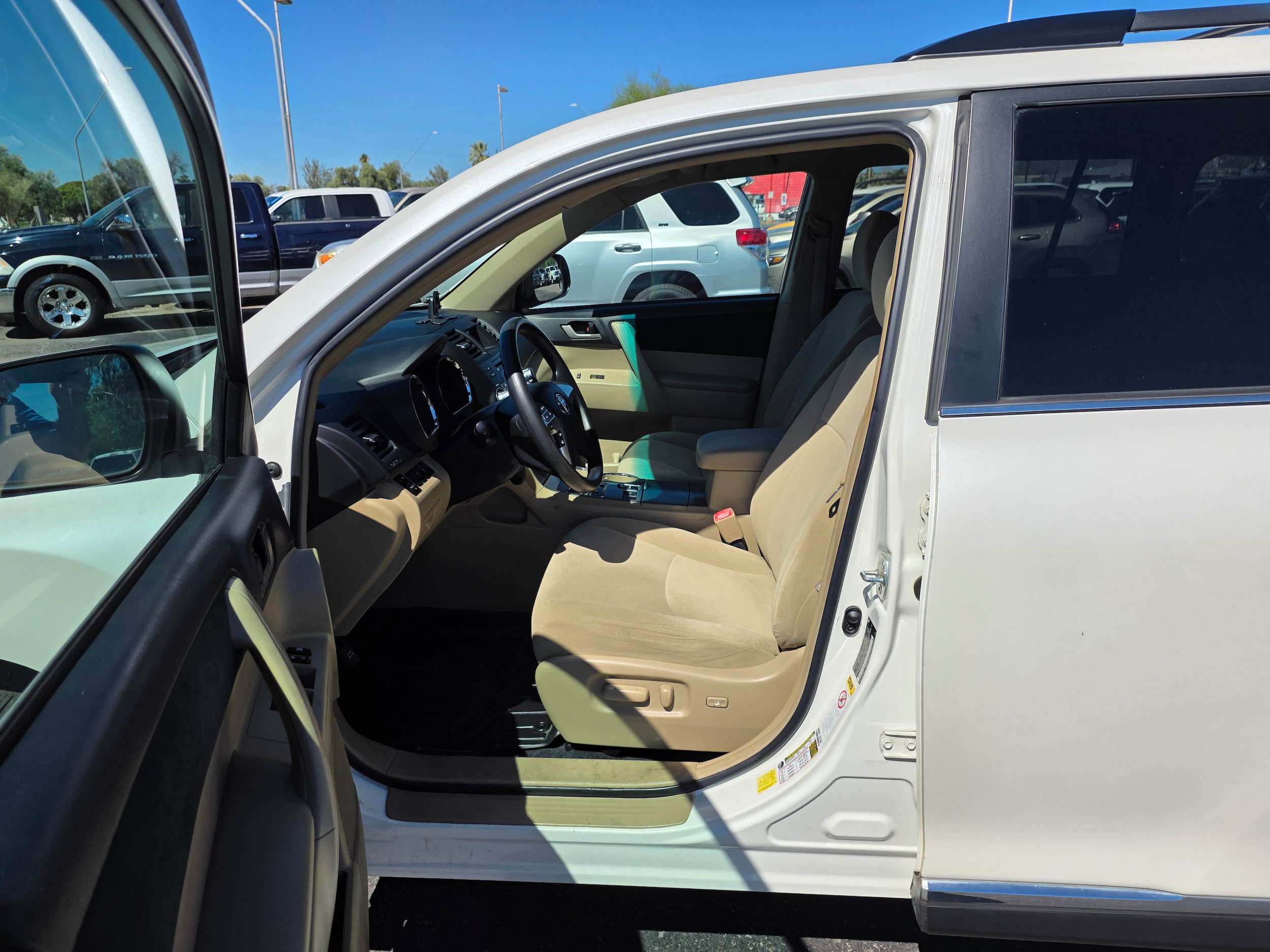 Used 2012 Toyota Highlander FWD w/ Tech Pkg image 13
