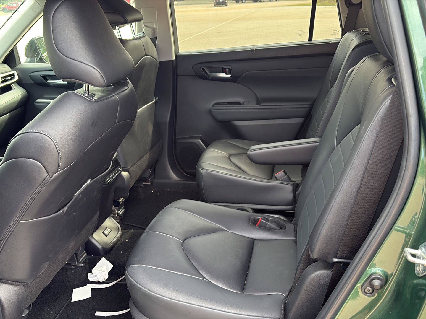 Used 2024 Toyota Highlander XLE FWD image 7