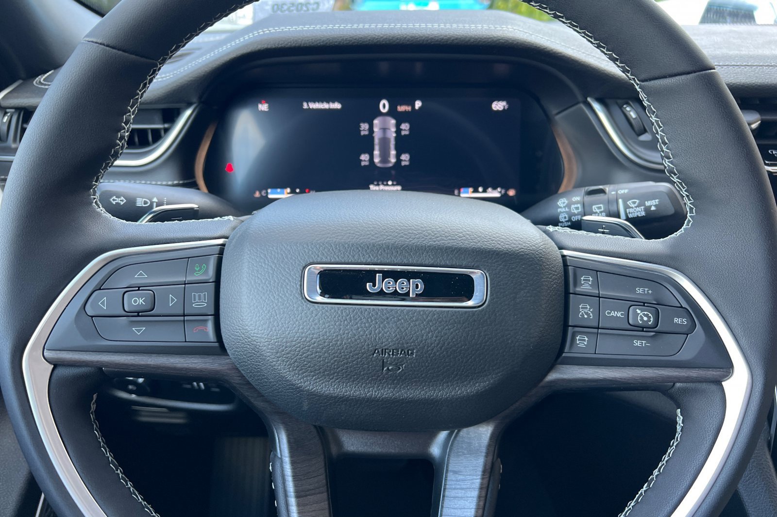 New 2025 Jeep Grand Cherokee Limited w/ Luxury Tech Group II image 24