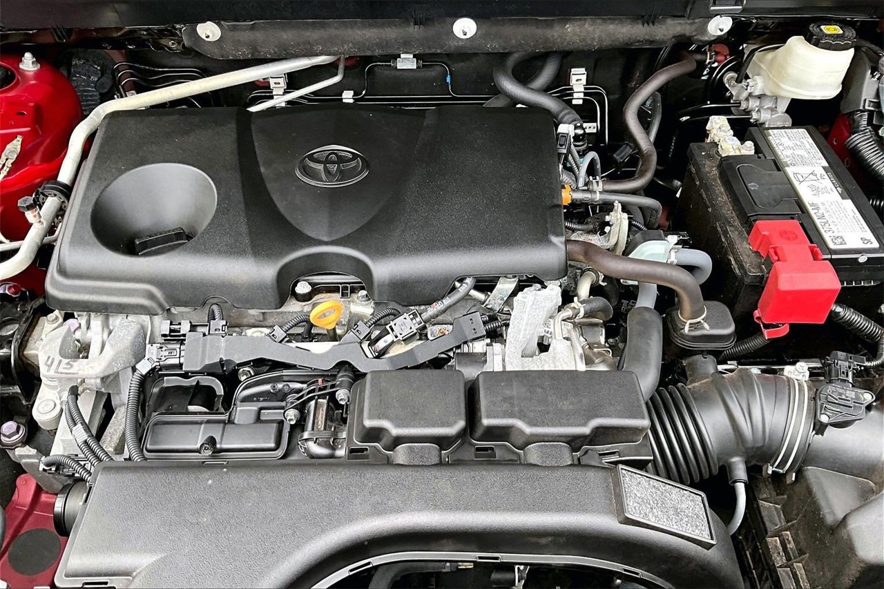 Used 2021 Toyota RAV4 LE image 32