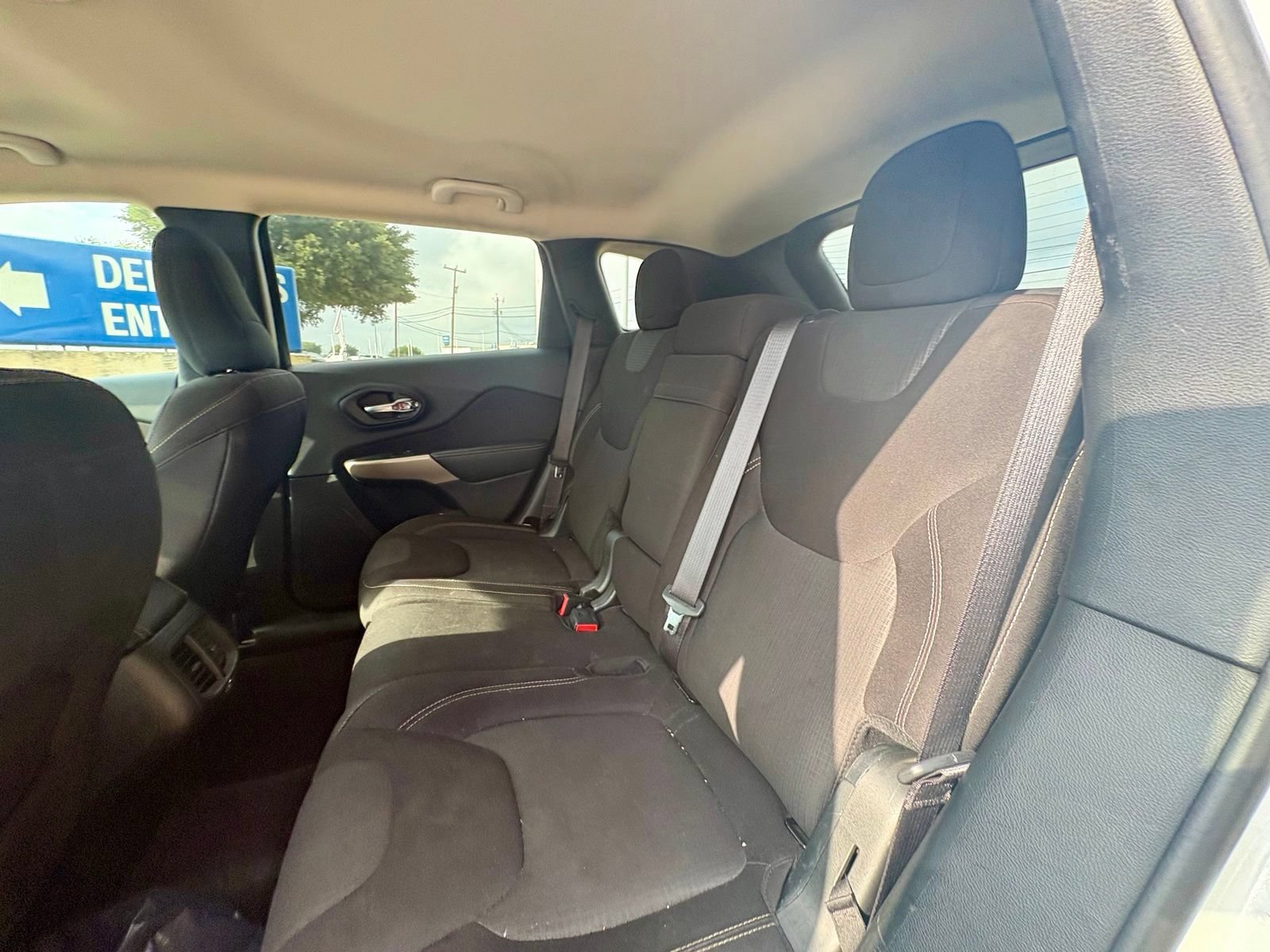 Used 2017 Jeep Cherokee Latitude w/ Safety/Convenience Group FWD image 11