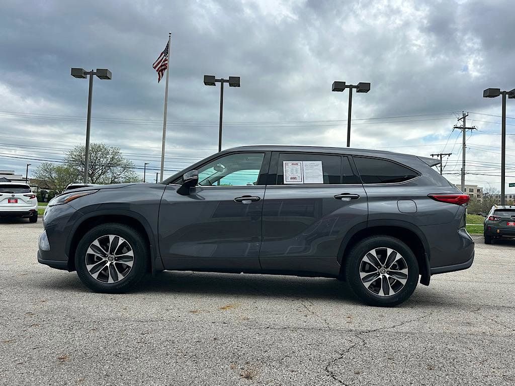 Certified 2020 Toyota Highlander XLE image 2