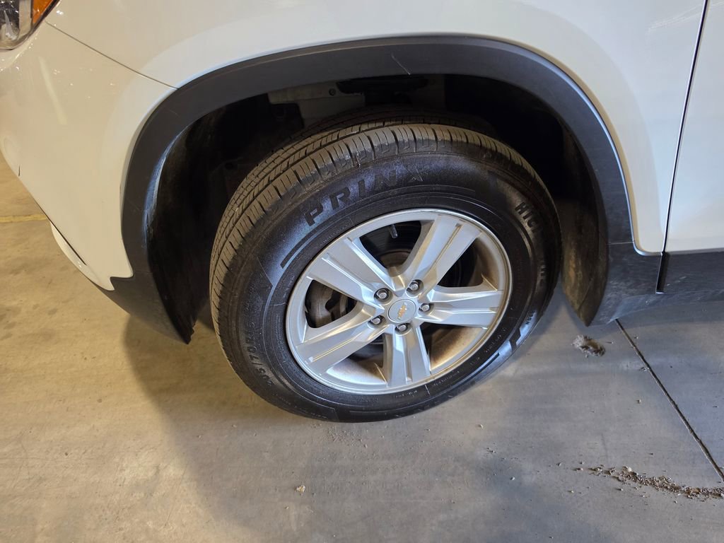 Used 2022 Chevrolet Trax LS w/ Tint and Cruise Package AWD/4WD image 4