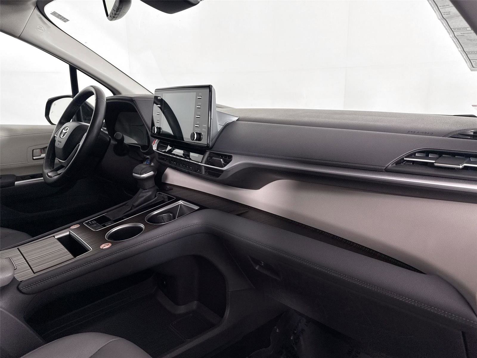 Certified 2024 Toyota Sienna XLE FWD image 39