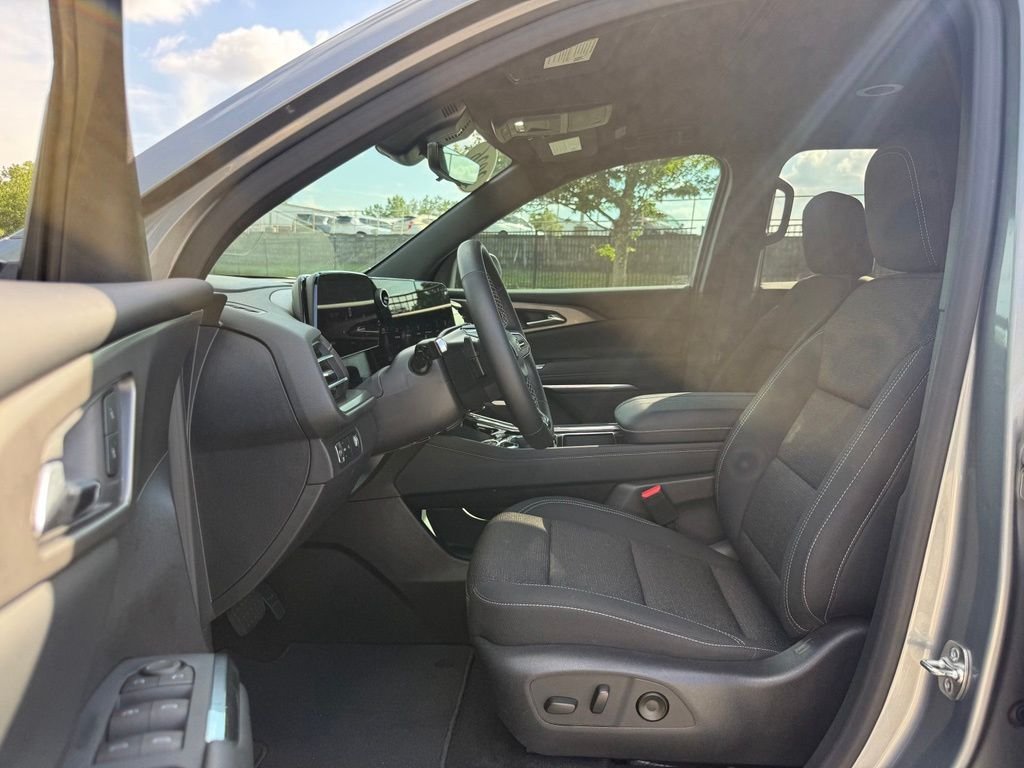Used 2026 Chevrolet Traverse LT w/ Driver Confidence Package FWD image 25
