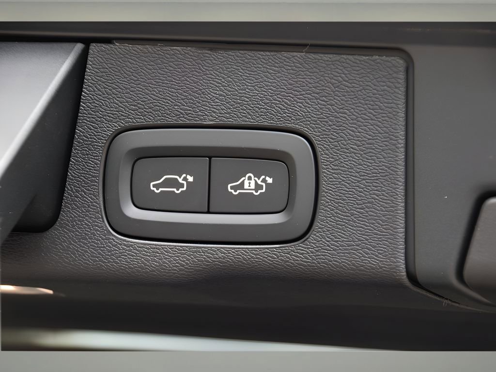 Certified 2025 Volvo XC60 B5 Ultra w/ Protection Package Premier image 24