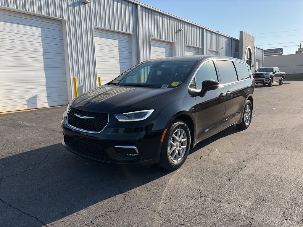 Used 2024 Chrysler Pacifica Touring-L image 3
