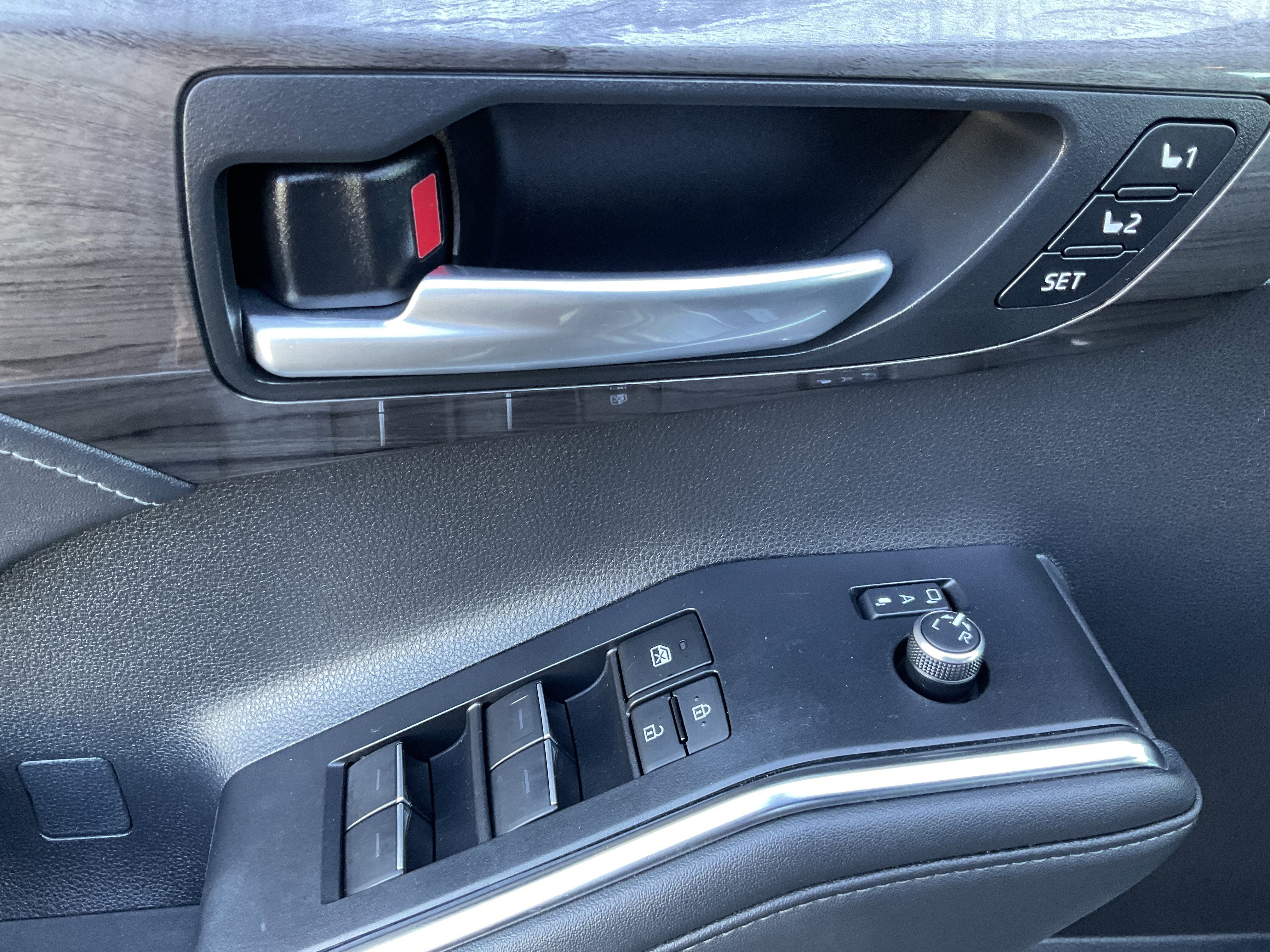 Used 2024 Toyota Highlander Platinum image 30