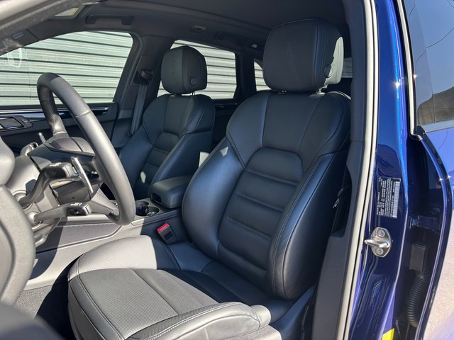 Certified 2025 Porsche Macan image 5